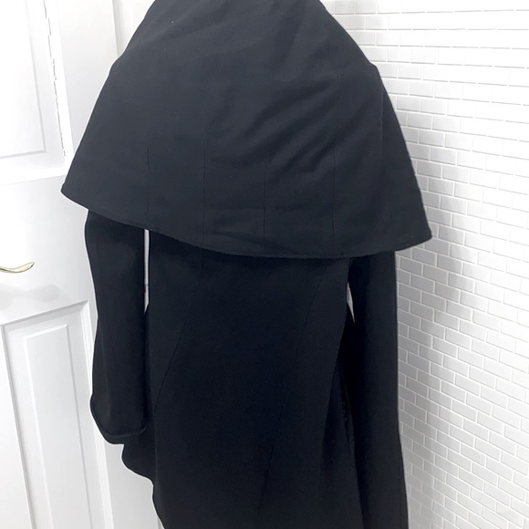 G.E.T. Black wrap jacket.Rayon/Nylon. Satin lined. Pockets. Size Medium. - Picture 2 of 10